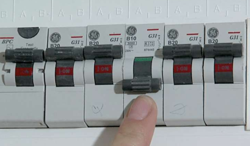 How the wiring works and why fuse and switch must be on Live wire